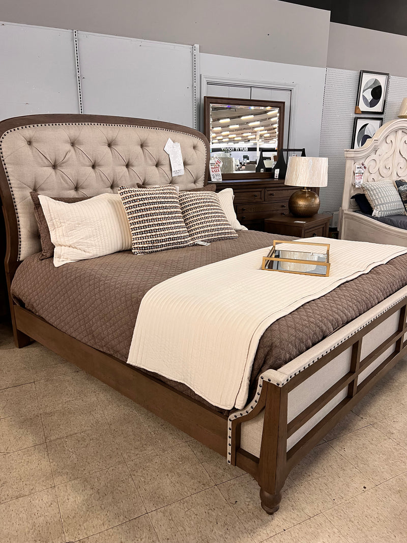 LIBERTY FURNITURE - AMERICANA FARMHOUSE KING SHELTER BED - 615-BR-KSH 615-BR15/16/91 Easter King Bed